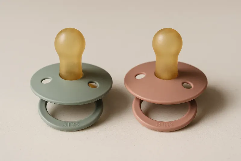 Tétines pour le confort, la sécurité pour apaiser  et accompagner bébé dans son alimentation grâce à Bibs, Elhée et Suavinex